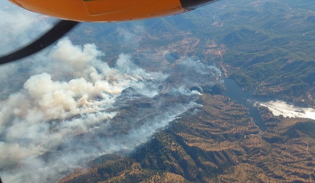 Desalojadas cerca de 500 personas por un incendio en Andújar que afecta a 700 hectáreas