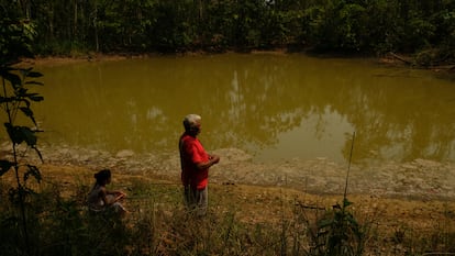 En Brasil, la situación también es preocupante. Geraldo Apuriña y su nieta, frente a la única fuente de agua que le queda a los indígenas Apuriña en Boca do Acre, en el Estado de Amazonas. Aunque queda agua en este lago, no pueden usarla ya que ha sido contaminada por los fertilizantes de sus vecinos. 