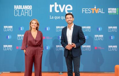 Lourdes Maldonado y Marc Calderó, presentadores de Hablando claro en La 1