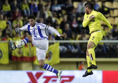 Vela, con el gafete de capitán, controla el balón frente a su compatriota Jonathan Dos Santos.