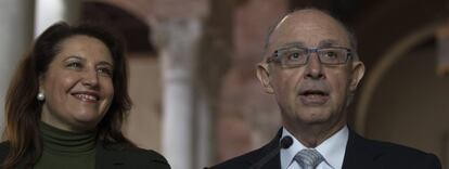 El ministro de Hacienda y Administraciones Públicas, Cristóbal Montoro, junto a la delegada del Gobierno en Andalucía, Carmen Crespo.