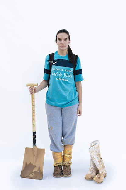 Marta Rocamora, 19 años (Benferri, Alicante), estudiante de Psicología. Fue voluntaria tres días en Paiporta. “A los niños les llevamos chuches porque sabíamos que no les daban eso. Les daban comida evidentemente para cubrir sus necesidades y lo que necesitaban pero al final siguen siendo niños, no pueden salir a jugar y pues les llevamos chuches y súper agradecidos, súper monos, súper emocionados” 