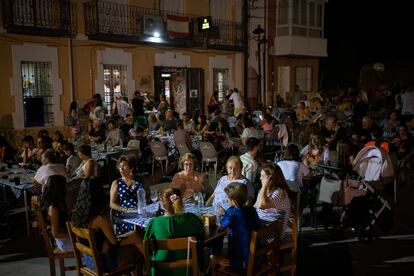 Vecinos de Valdeavero ocupan las terrazas del pueblo durante la noche del domingo 26 de julio. Es uno de los muchos municipios que visita A contracorriente este verano, que también ha actuado en El Tiemblo (Ávila), Novallas (Zaragoza) o Tudela (Navarrra).