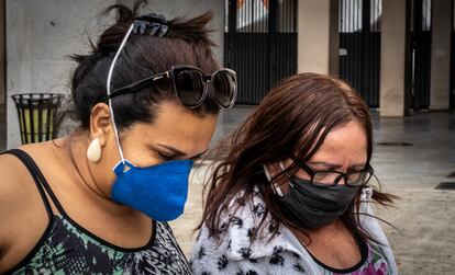 Adriana e a mãe, Conceição, que recebeu alta do hospital de campanha do Pacaembu, São Paulo.