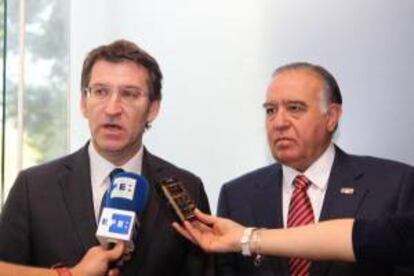 Alberto Nuñez Feijóo (I) presidente de la Xunta de Galicia y el presidente del Consejo Empresarial Mexicano de Comercio Exterior, Inversión y Tecnología Valentín Diez Morodo (d) durante su encuentro hoy , 15 de abril de 2013 en Ciudad de México.