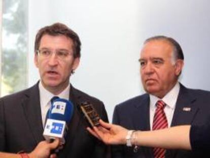 Alberto Nuñez Feijóo (I) presidente de la Xunta de Galicia y el presidente del Consejo Empresarial Mexicano de Comercio Exterior, Inversión y Tecnología Valentín Diez Morodo (d) durante su encuentro hoy , 15 de abril de 2013 en Ciudad de México.