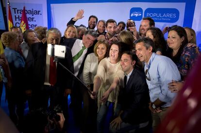 Selfie de grupo en el escenario del salón Mabel de Tomelloso con toda la candidatura local.