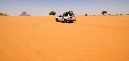 Darfur, Sudán 2007. Algo que me sorprendió durante todo el tiempo que pasé en Darfur era la capacidad de orientarse que tienen los conductores sin apenas puntos de referencia y, por supuesto, sin GPS. En ocasiones recurren a seguir las huellas dejadas por otros, pero no siempre. Las frecuentes tormentas de arena, o 'habubs' como se les denominaba localmente, hacían que de cuando en cuando hubiera que empezar de cero a abrir carretera por medio del desierto.