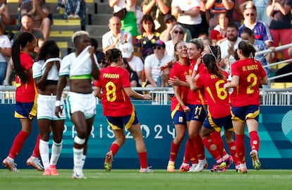 Alexia Putellas celebra su gol ante Nigeria con sus compañeras.