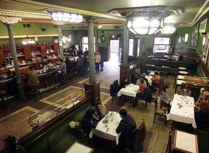 El café de La Granja, con sus columnas de hierro forjado y sus lámparas de estilo <i>art nouveau,</i> fue inaugurado en 1926 
en la plaza Circular de Bilbao.