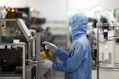 Un empleado trabajando en la factoría de semiconductores Renesas en Pekín, China.