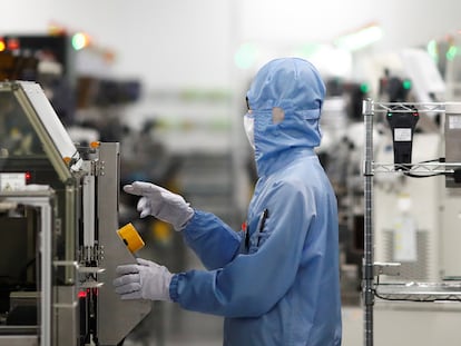 Un empleado en una fábrica de semiconductores de Renesas en Pekín, el año pasado.