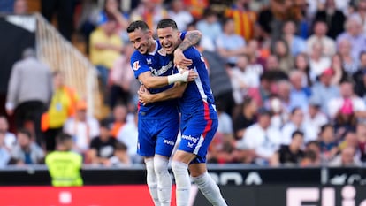 Alex Berenguer celebra su gol junto a Gorka Guruzeta este domingo.