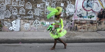 Una joven pasea por Cartagena de Indias tras un desfile festivo.
