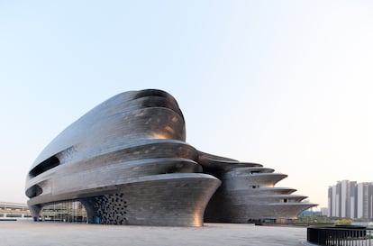 Exterior del nuevo Museo de Ciencia y Tecnología en Shenzhen, China.