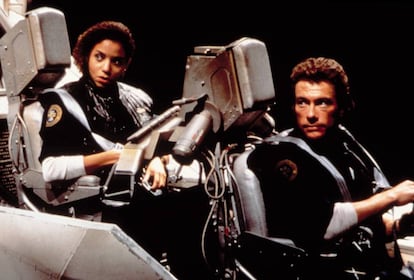 Gloria Reuben acompaña a Jean-Claude Van Damme en sus pesquisas temporales en 'Timecop'.