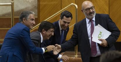 Elías Bendodo, Juan Marín y Juan Manuel Moreno saludan a Alejandro Hernández.