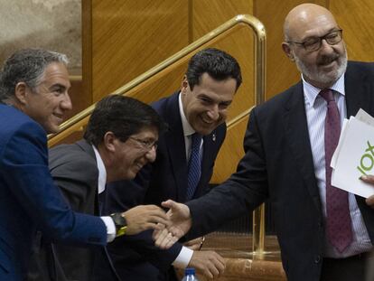 Elías Bendodo, Juan Marín y Juan Manuel Moreno saludan a Alejandro Hernández.