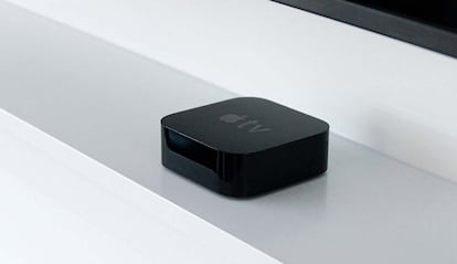 Apple TV junto a un televisor