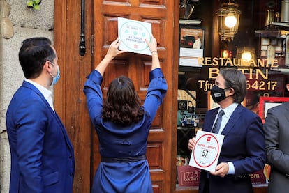 La presidenta de la comunidad de Madrid, Isabel Díaz Ayuso, y el vicepresidente, Ignacio Aguado (izquierda), otorgan el reconocimiento Garantía Madrid frente al coronavirus al gerente de Casa Botín, Antonio González, este martes. EFE/ Fernando Alvarado