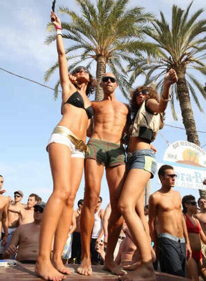 La música y el baile arrancan a las seis de la tarde en Bora- Bora, discoteca en la playa D' en Bossa (Ibiza).