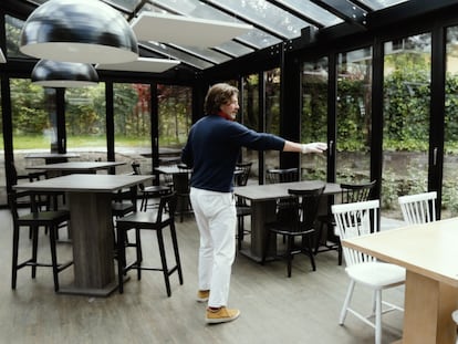 Marcos, dueño del restaurante Cabaña Marconi, en el Encinar de los Reyes (Madrid), muestra la nueva disposición de su terraza. CARLOS MARTÍNEZ. Vídeo: Belén Fernández, Carlos Martínez