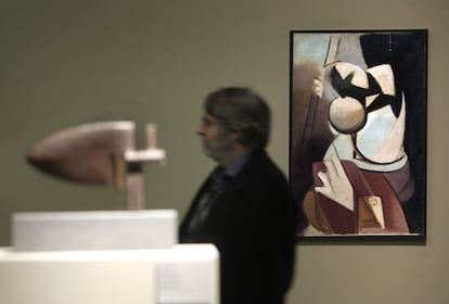 Donde el visitante puede detectar la influencia patente que recibió Roberta de su padre es en la última sala, donde las esculturas de Julio González coinciden cronológicamente con los dibujos, pasteles y gouaches de los comienzos de ella como artista.
