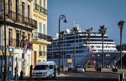 El Adonia, primer crucero entre EE UU y Cuba en 50 años, llega a La Habana.