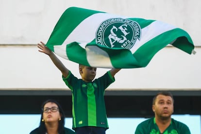 Un niño levanta la bandera del Chapecoense en el estadio Arena Conda en Chapecó.