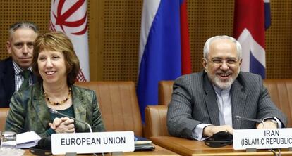 La jefa de la diplomacia europea, Catherine Ashton, junto al ministro iraní de Exteriores, Mohammad Javad Zarif, este martes en Viena.