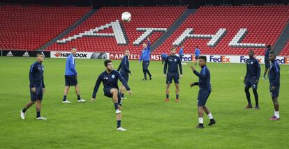 Los jugadores del KRC Genk antes del partido contra el Athletic.