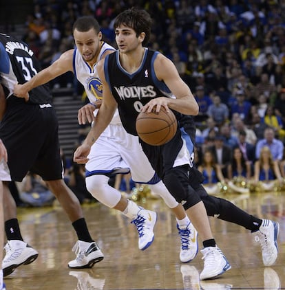 Rubio, de los Wolves, conduce el balón ante Curry, de los Warriors.