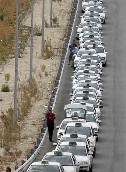 Hilera de taxis en la Terminal 4 de Barajas.