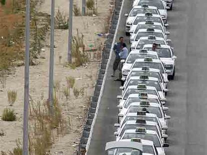 Hilera de taxis en la Terminal 4 de Barajas.