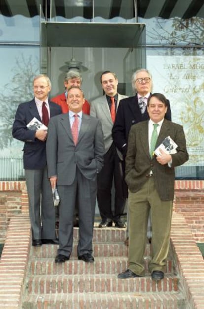 Presentación del primer tomo de las Obras completas de García Lorca en noviembre de 1996 en la Residencia de Estudiantes en Madrid. De izquierda a derecha en la fila de atrás, Hans Meinke, José García Velasco, Luis Alberto de Cuenca y Francisco Umbral. Delante, Fernando García Cortázar y Miguel García-Posada.