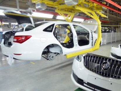 Montaje de coches Buick en una fábrica en la provincia china de Hubei. La popularidad de la marca Buick en China hizo que GM decidiera conservarla tras el rescate.