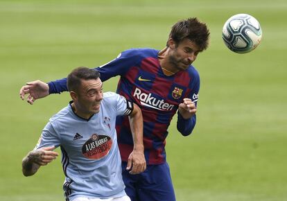 Gerard Piqué (a la derecha) golpea el balón de cabeza durante el partido.