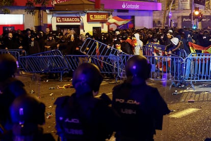 Grupos de manifestantes ultras tientan a la Policía y tiran vallas al suelo en las protestas contra la amnistía y la investidura de Pedro Sánchez en las inmediaciones de la sede del PSOE en Madrid, este jueves.