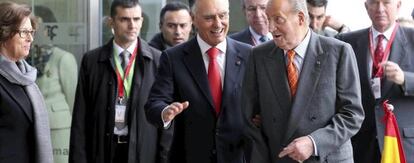 Don Juan Carlos de Borb&oacute;n acompa&ntilde;ado por el presidente de Portugal, An&iacute;bal Cavaco Silva.