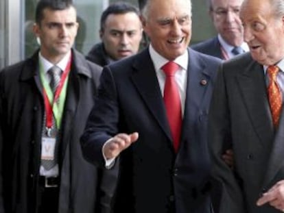 Don Juan Carlos de Borb&oacute;n acompa&ntilde;ado por el presidente de Portugal, An&iacute;bal Cavaco Silva.