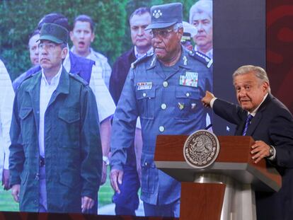 López Obrador habla sobre el expresidente Felipe Calderón durante una conferencia de prensa, este lunes.