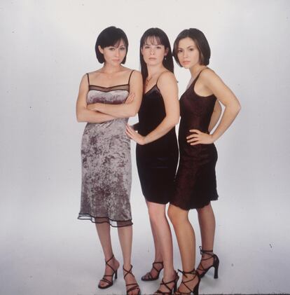 En 1998 llegó otro de sus grandes papeles en la serie 'Embrujadas'. En la imagen, junto a sus compañeras de reparto Holly Combs (Piper Halliwell) y Alyssa Milano (Phoebe Halliwell). Doherty intrepretaba a una de las tres brujas hermanas, que usaban sus poderes para proteger vidas inocentes de seres malvados. Cada hermana poseía poderes mágicos únicos que creían y evolucionaban, mientras intentaban vivir una vida supuestamente normal en San Francisco. 