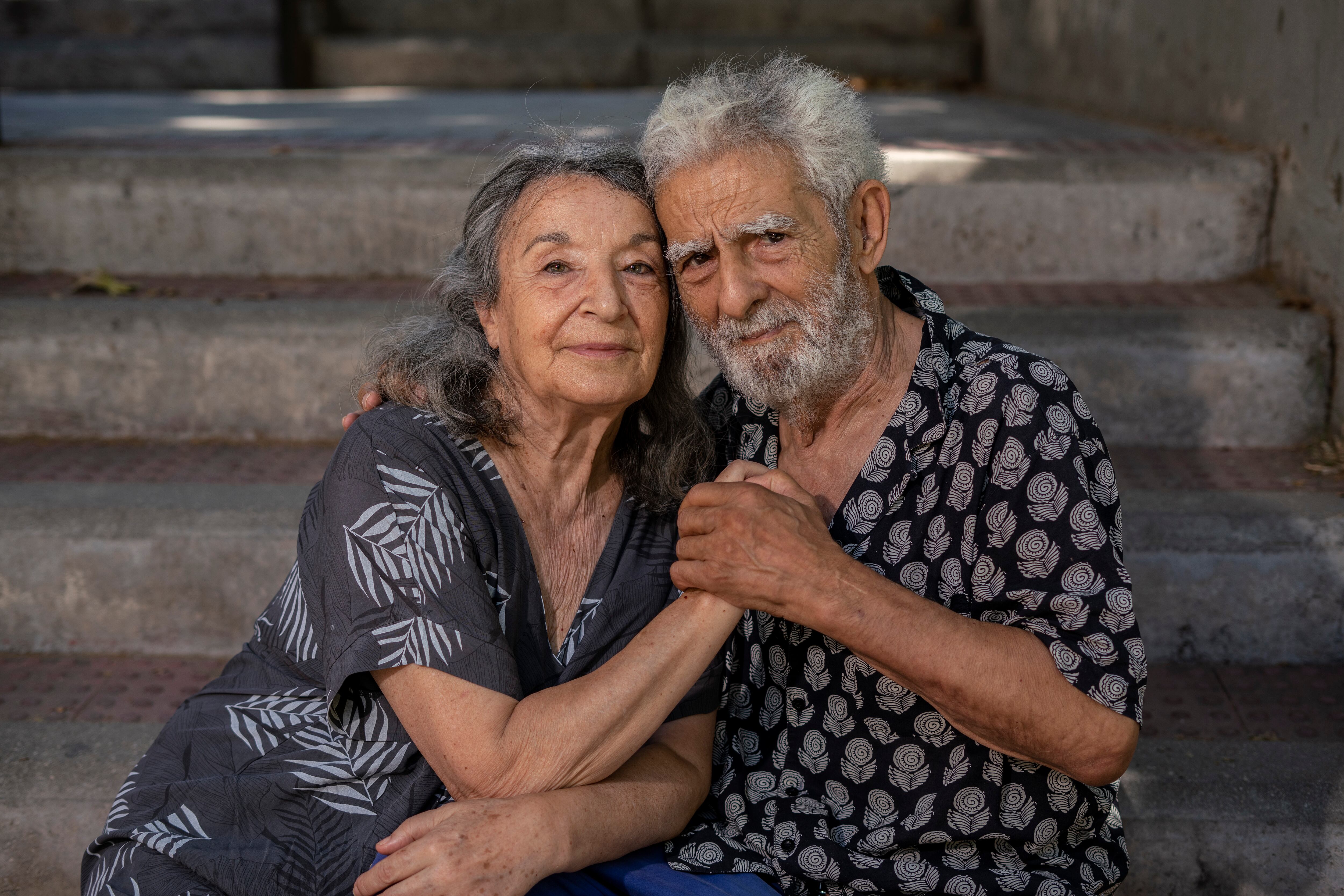 Petra Martinez y Juan Margallo posan para EL PAÍS en septiembre de 2022, tras conocer que habían sido distinguidos con el Premio Nacional de Teatro.
