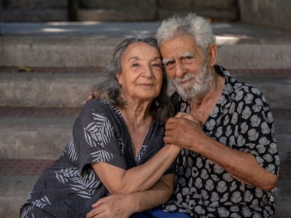 Petra Martínez y Juan Margallo, fotografiados en el barrio de Arganzuela (Madrid), en julio.