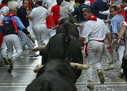 Los toros de Dolores Aguirre, a su paso por la calle de la Estafeta.