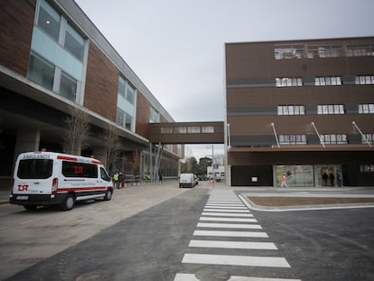 En la imagen, una ambulancia de la empresa Transport Sanitar de Catalunya (TSC) accede a recinto del Hospital de Bellvitge.