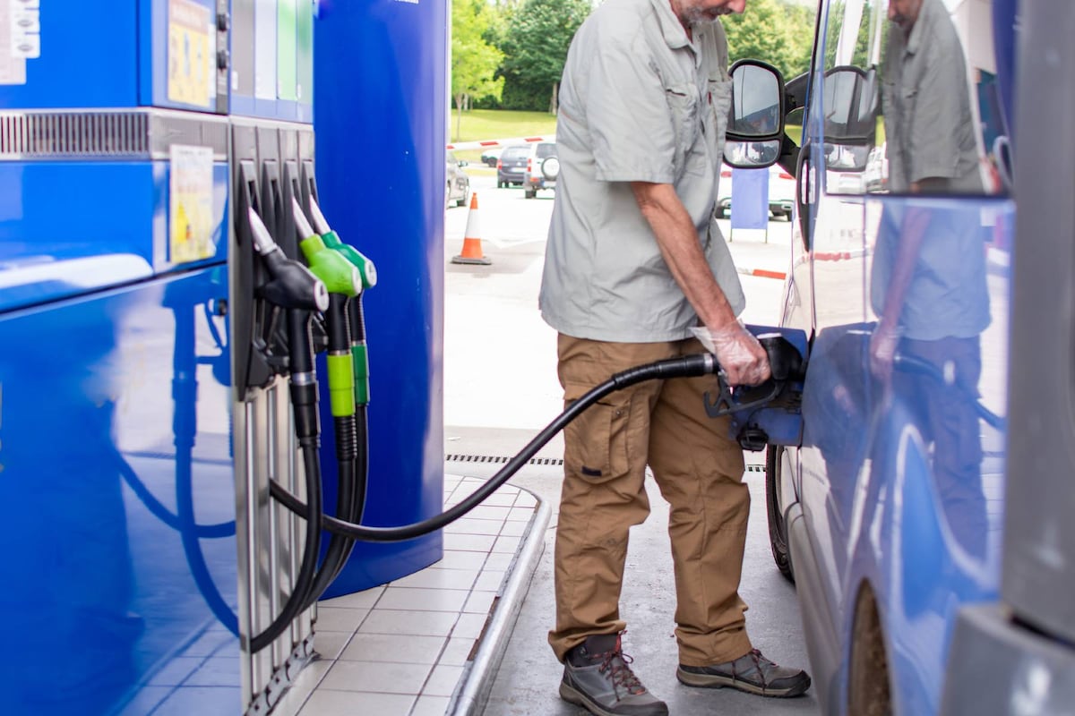 El precio de los carburantes apenas refleja el petróleo barato y el dólar débil