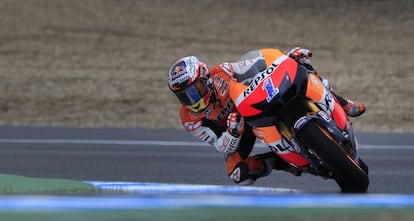 Casey Stoner, piloto de Honda, traza una curva durante la segunda sesión de entrenamientos en Jerez.