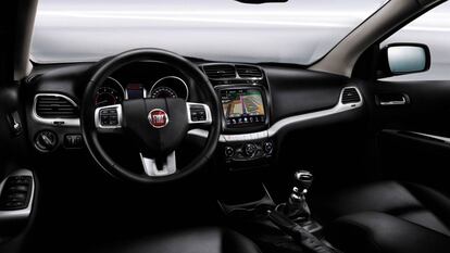 Salpicadero del Fiat Fremont, mezcla de todoterreno y monovolumen.