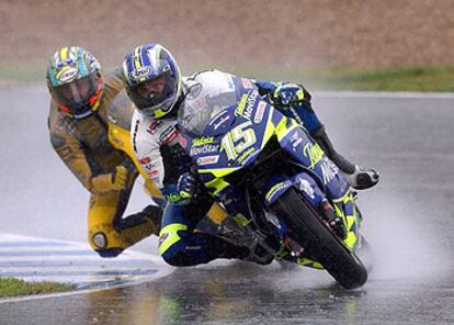 Sete Gibernau, seguido por Biaggi, en la prueba de 500cc.